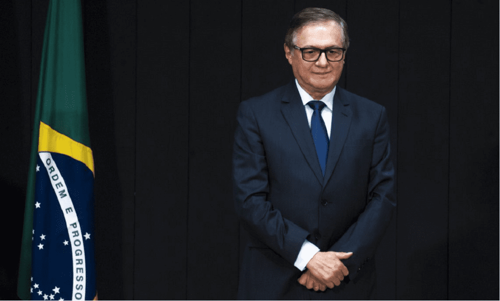 Ministro diz que errou e retira slogan de Bolsonaro de carta a escolas