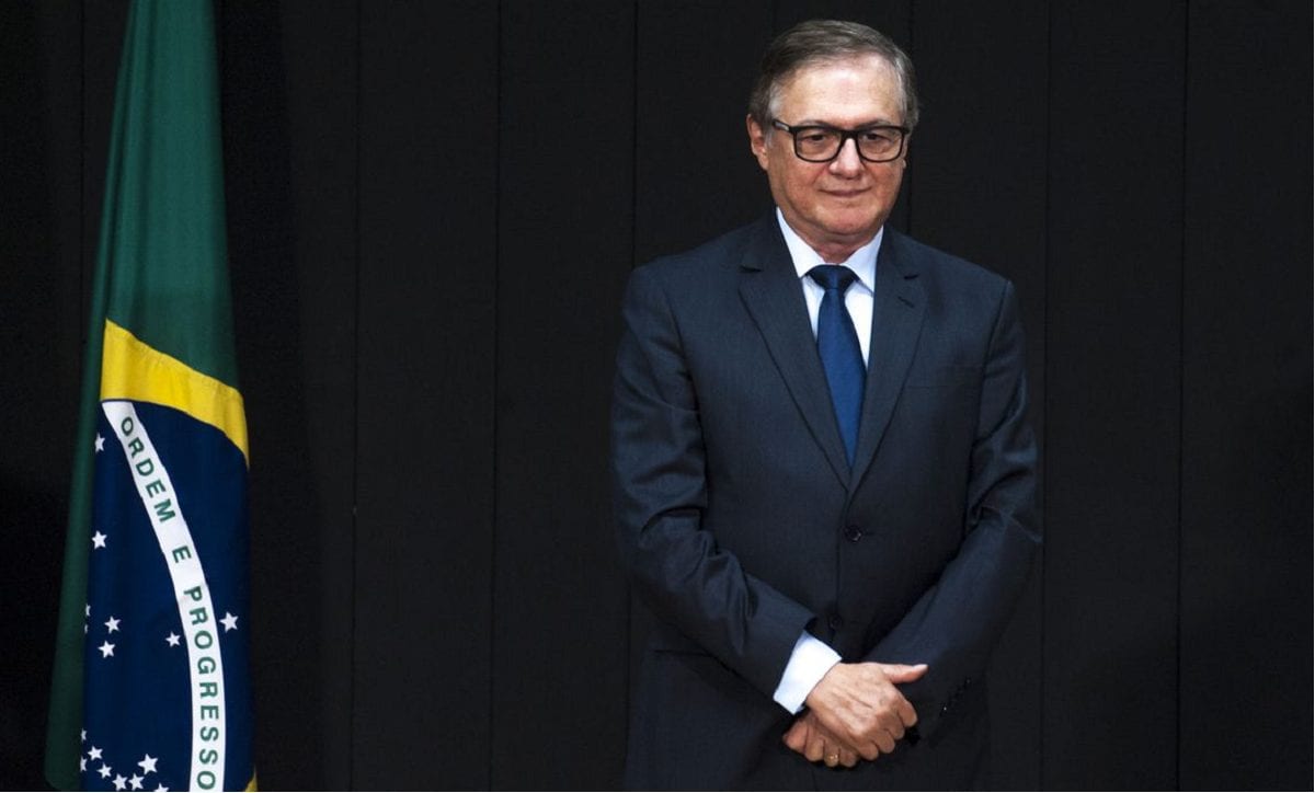 Ministro diz que errou e retira slogan de Bolsonaro de carta a escolas