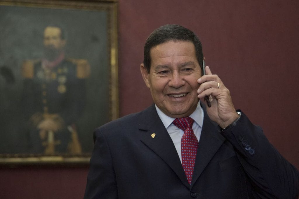 Em meio a ataques de Carlos Bolsonaro, Maia nega impeachment de Mourão