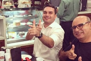 Queiroz assume que fazia pagamentos para favorecer Flávio Bolsonaro