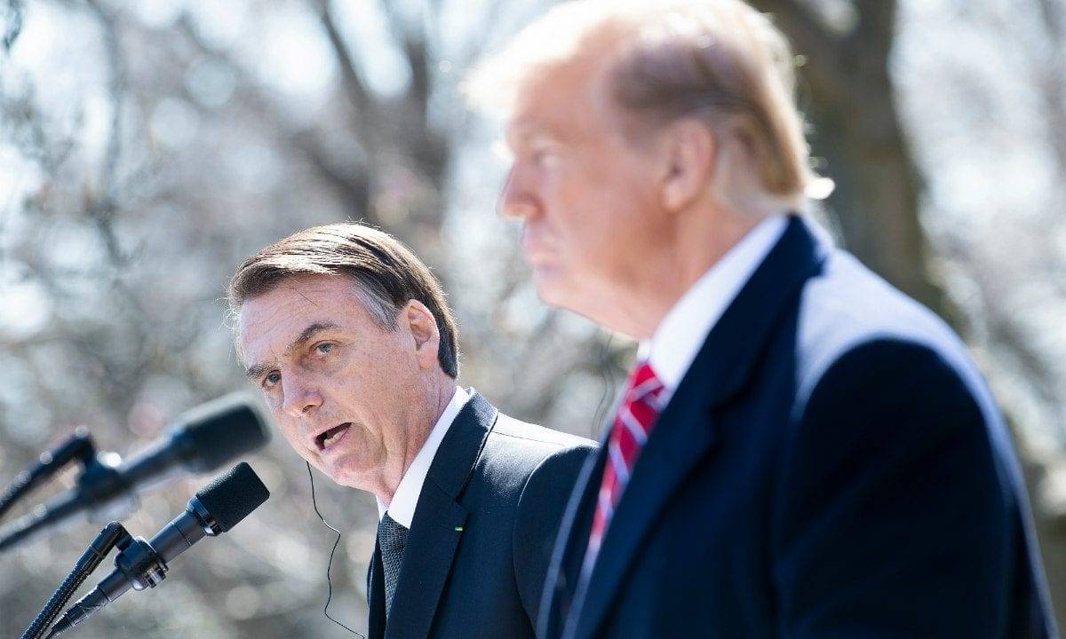 Bolsonaro e Trump na Casa Branca (Foto: AFP)