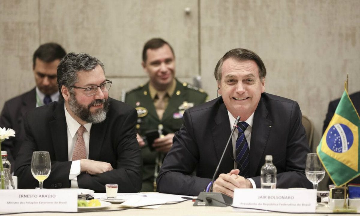 Bolsonaro e Araújo: Qual a graça (Foto: Marcos Côrrea/PR)