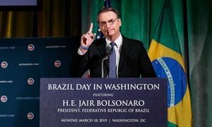 Bolsonaro critica imigrantes e defende muro de Trump