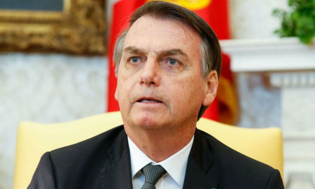 Acuado, Bolsonaro invoca Lula para explicar cortes no orçamento