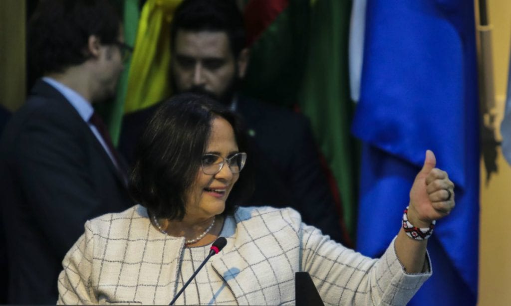 Damares anuncia aplicativo para denúncias de violência contra a mulher