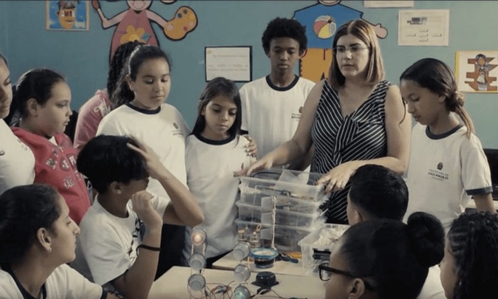Conheça a professora brasileira que pode ser eleita a nº 1 do mundo