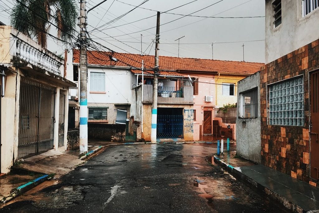 A luta de quem tem a casa invadida pelos alagamentos em SP