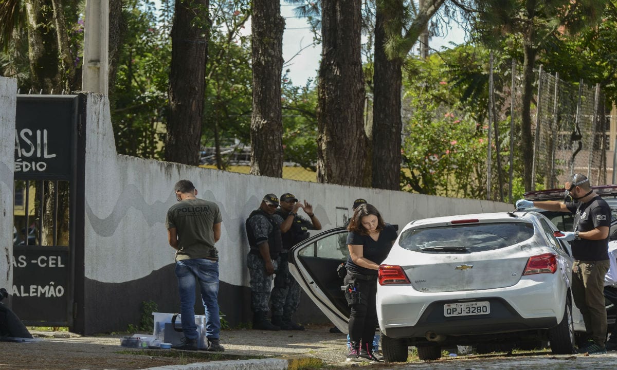 Columbine já se anuncia aqui. Evitemos enquanto há tempo