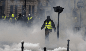 Bancos e restaurantes são incendiados em 18° protesto de “coletes amarelos” em Paris