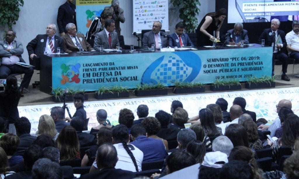 Parlamentares recriam frente a favor da Previdência pública