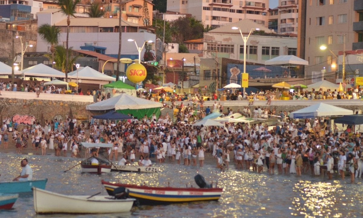 Capital do verão, Salvador vira centro da resistência política