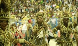 Com homenagem a Marielle e aos heróis esquecidos, Mangueira é campeã