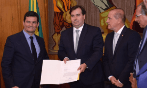 Rodrigo Maia acusa Moro de tentar acuar instituições democráticas do país