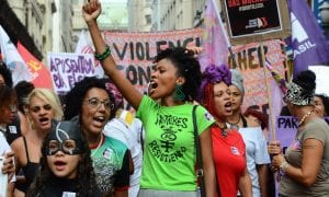 Mulheres saem às ruas pelo mundo em atos de protesto e resistência