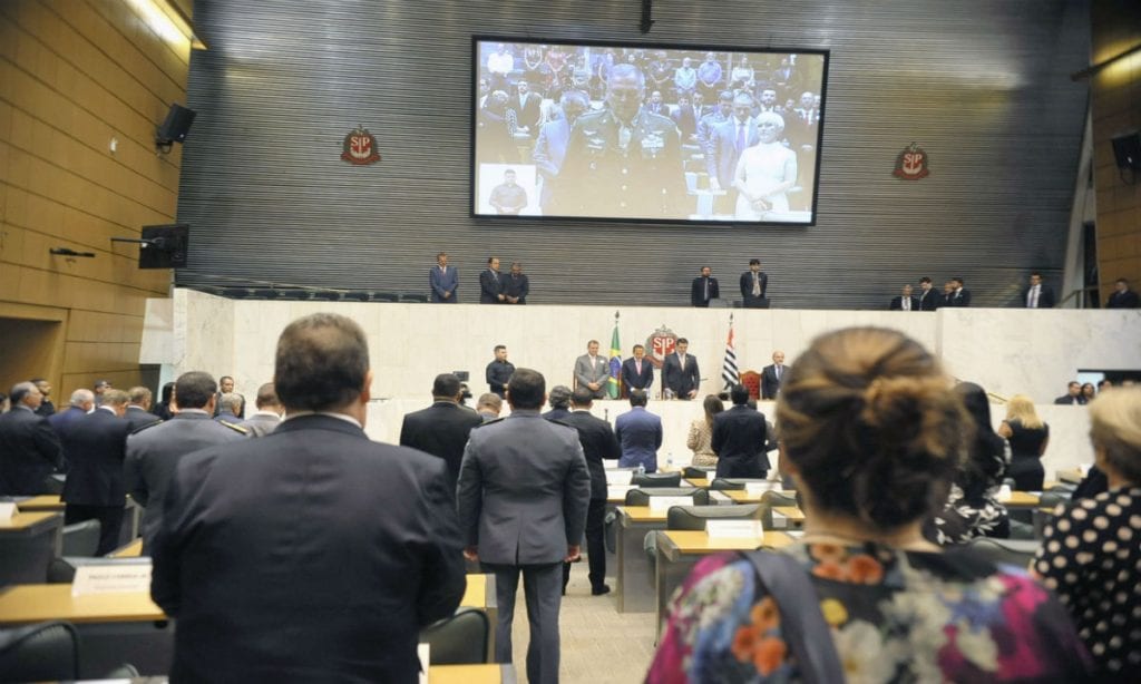 Contra polarização, terapeutas oferecem cuidados a deputados