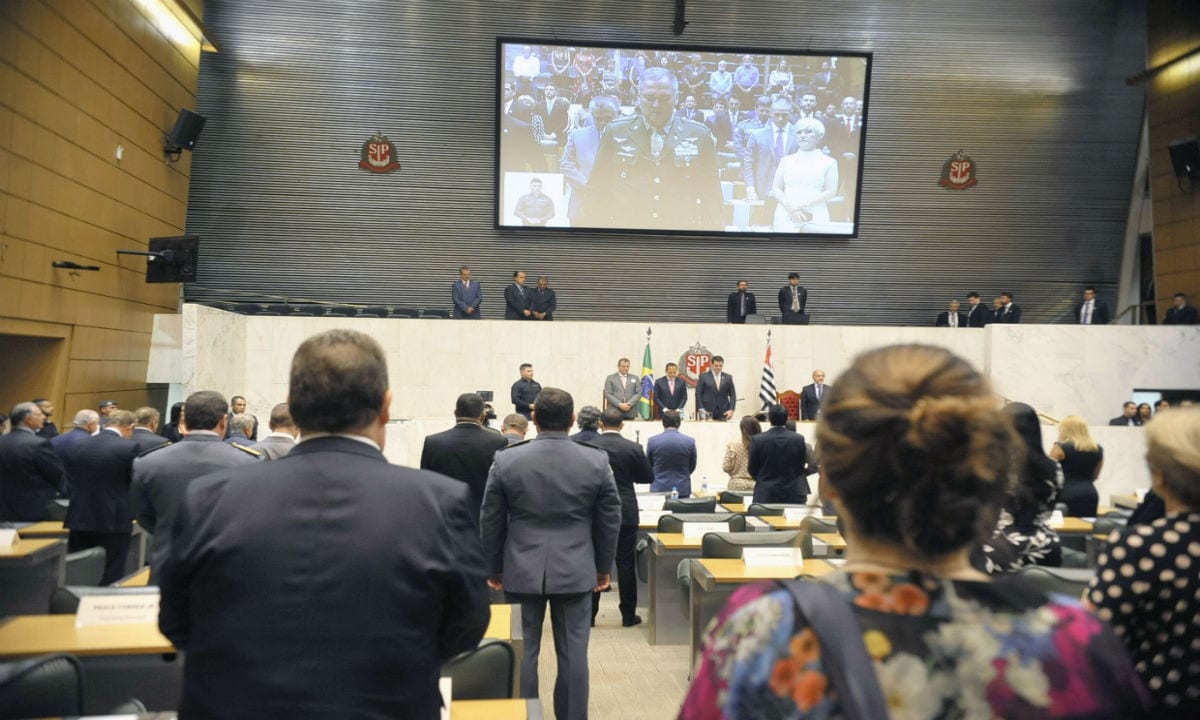 Contra polarização, terapeutas oferecem cuidados a deputados
