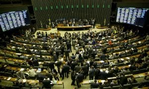 Câmara aprova PEC, engessa orçamento e impõe nova derrota a Bolsonaro