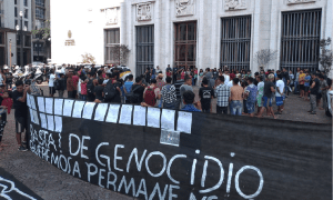 Índios ocupam a Prefeitura de São Paulo contra cortes na saúde