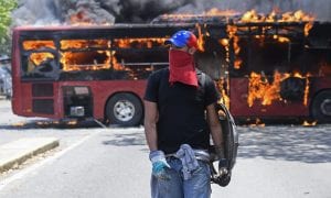 Confrontos entre civis e militares se acirram na Venezuela