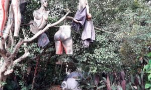 Operário cria esculturas com manequins para denunciar feminicídio
