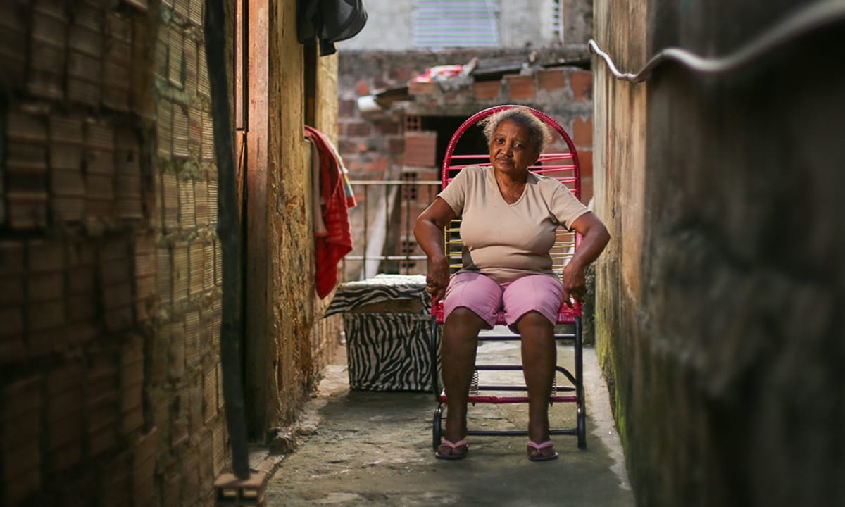 Depois de 30 anos como empregada doméstica, Maria de Lourdes dos Santos precisou criar os seis filhos da prima alcoólatra, e começou a lavar roupa e fazer faxina por mais de 20 anos. (Foto: Flávio Tavares) 