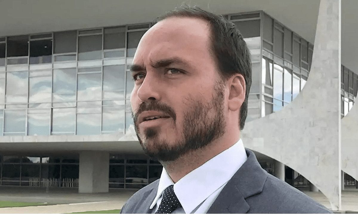 Carlos Bolsonaro: “o que está por vir pode derrubar o capitão eleito”