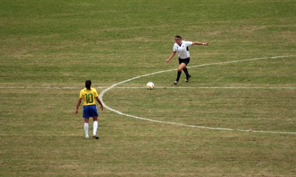 Salários e condições de trabalho ruins são entraves ao futebol feminino