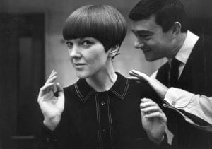 Morre aos 93 anos a estilista britânica Mary Quant, que popularizou a minissaia