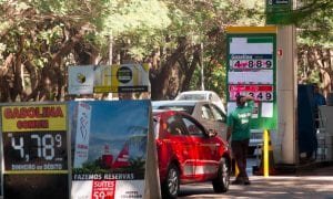 Preço máximo da gasolina se mantém acima dos R$ 8 pela quarta semana seguida, diz ANP
