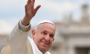 Papa Francisco passa bem após cirurgia e permanecerá internado
