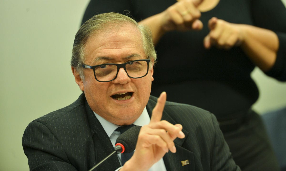 Vélez diz que 1964 não foi golpe e prega revisionismo nas escolas