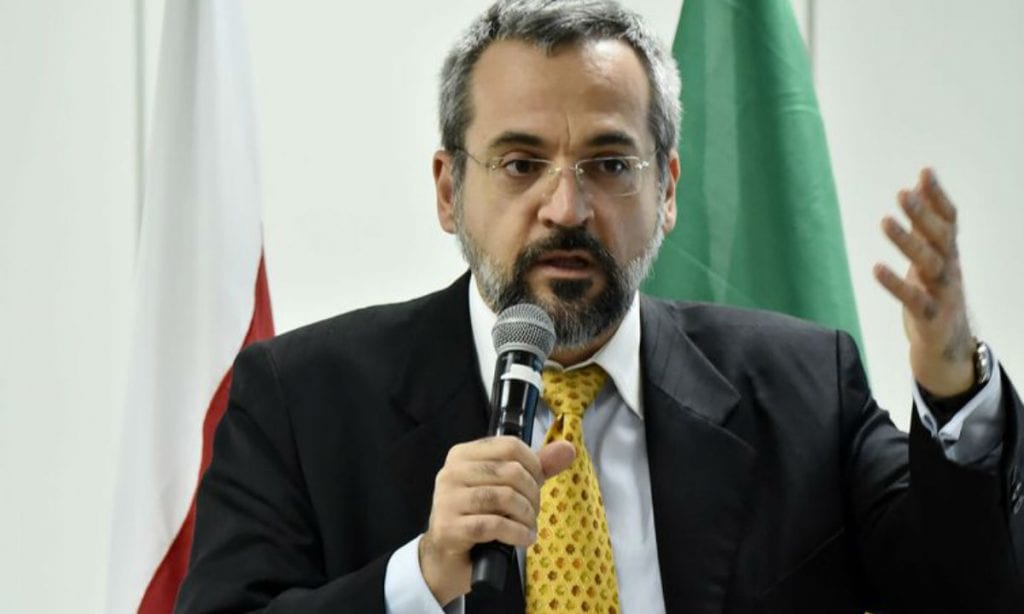 Quando professor, ministro da Educação chamou estudantes de ridículos