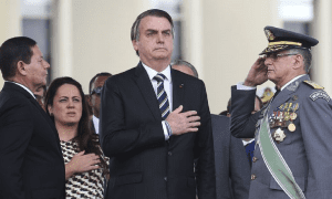 Exército deu ‘golpe branco’ pró Bolsonaro, eleito com 'tática de guerra'