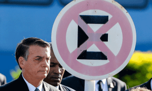 Bolsonaro mira nas ocupações de terra e atinge a democracia