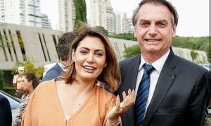 Escola de Guarulhos distribui apostila com Bolsonaro e esposa na capa