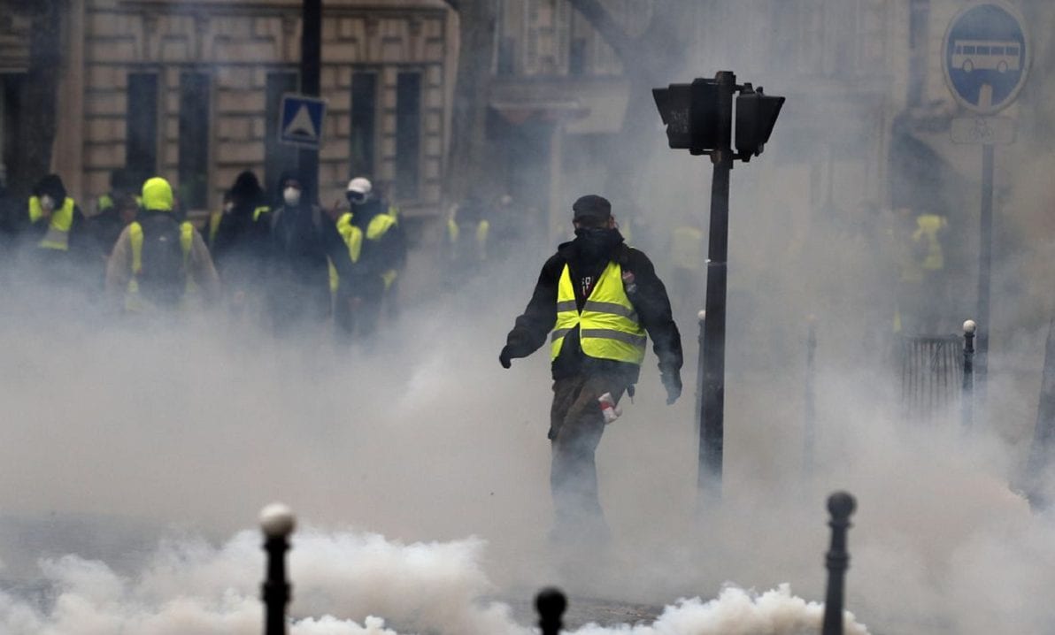 “Coletes amarelos” entram em confronto com polícia em Paris