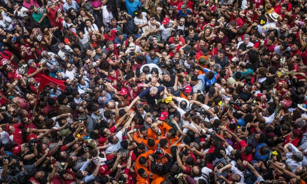 Um ano após prisão, os Lula da Silva comem o pão que Moro amassou