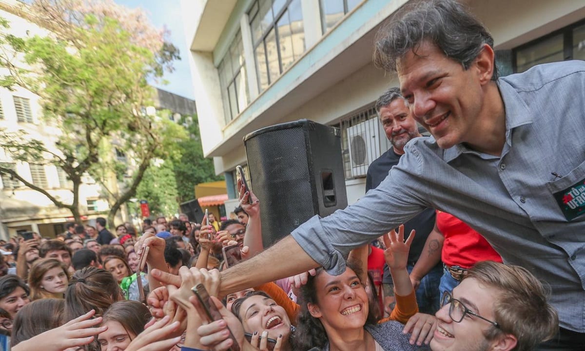 1 ano após prisão de Lula, PT dá a Haddad a missão de rodar o Brasil