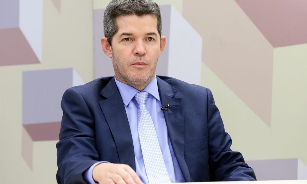 Deputado do PSL é acusado de estar armado e sessão é suspensa na Câmara