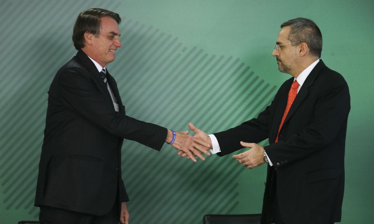 Bolsonaro dá posse ao novo ministro da Educação, Abraham Weintraub (Foto: Antonio Cruz/Agência Brasil Brasilia)