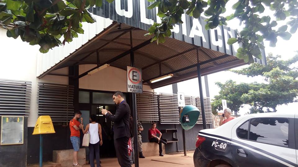 Professora é algemada por filmar abordagem policial dentro de escola