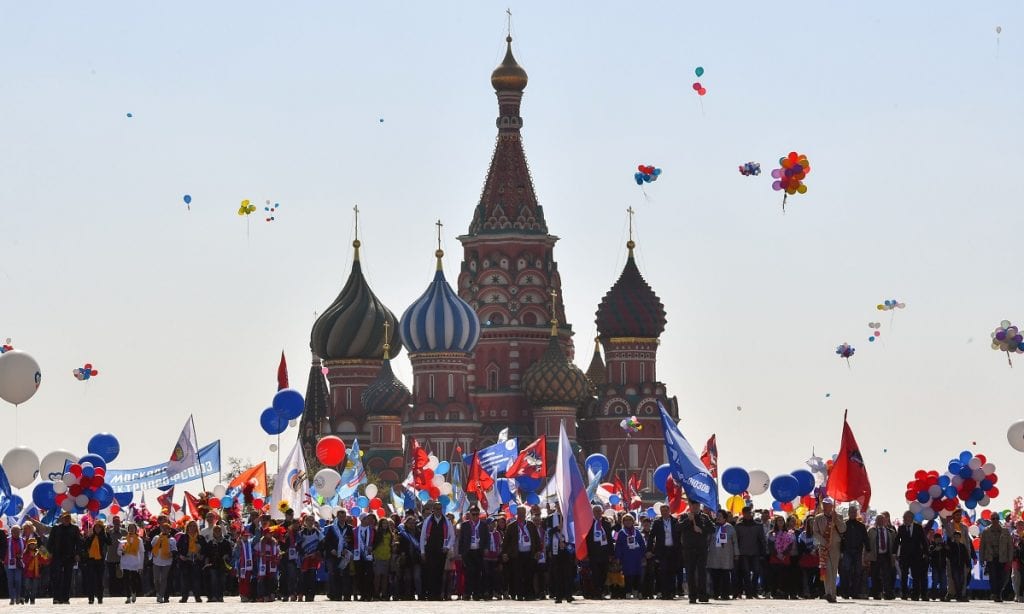 RÚSSIA: Balões, bandeiras e flores artificiais marcam desfile do 1º de Maio na na Praça Vermelha, em Moscou (Foto: Yuri KADOBNOV/AFP)