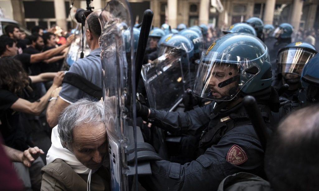 ITÁLIA: Tropas de choque em confronto com o movimentoI No Tav (contra a linha ferroviária de TAV de alta velocidade de Turin-Lyon) em Turim, durante uma das várias manifestações contra o desemprego como parte dos comícios de 1º de maio (Foto: MARCO BERTORELLO/AFP)