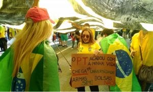 A história da militante pró-Bolsonaro e o cartaz que causou espanto na web