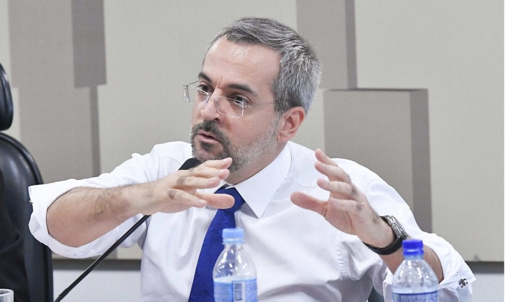 Kafka ou cafta? Ministro da Educação confunde escritor com prato árabe. Assista
