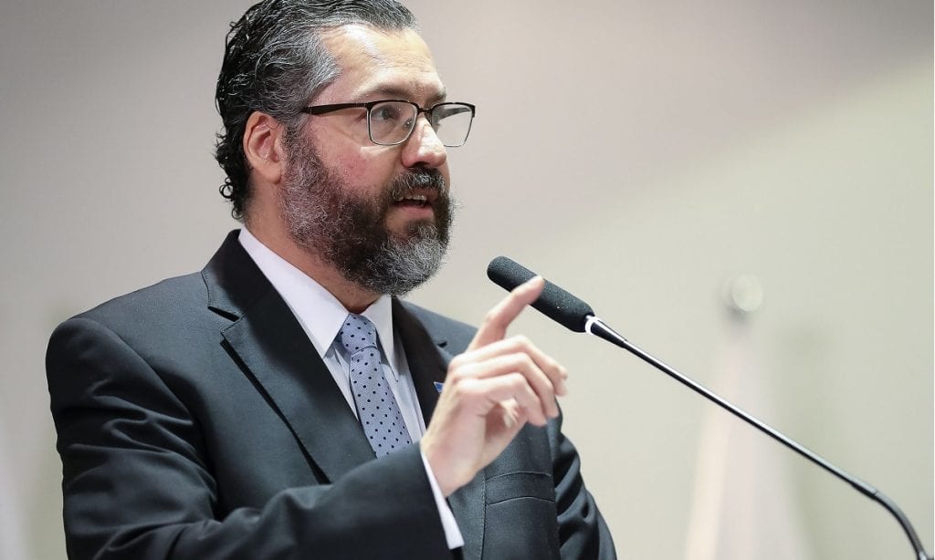 Araújo chora, cita Bíblia e diz que Bolsonaro é pedra do ‘novo Brasil’