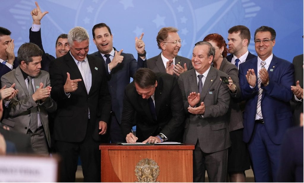 Carta de governadores e fuzil liberado expõem decreto das armas