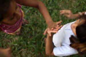 Tarja Branca|Grupo explora o cotidiano em uma geração que trocou o brincar pelo consumir