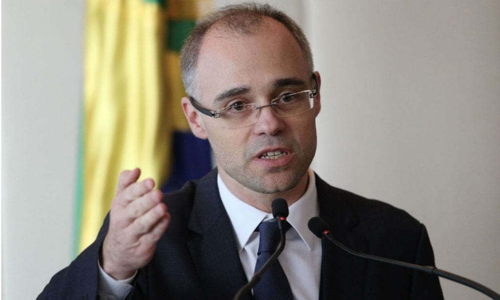 Ministro da Justiça pede inquérito contra jornalista que associou Bolsonaro ao nazismo