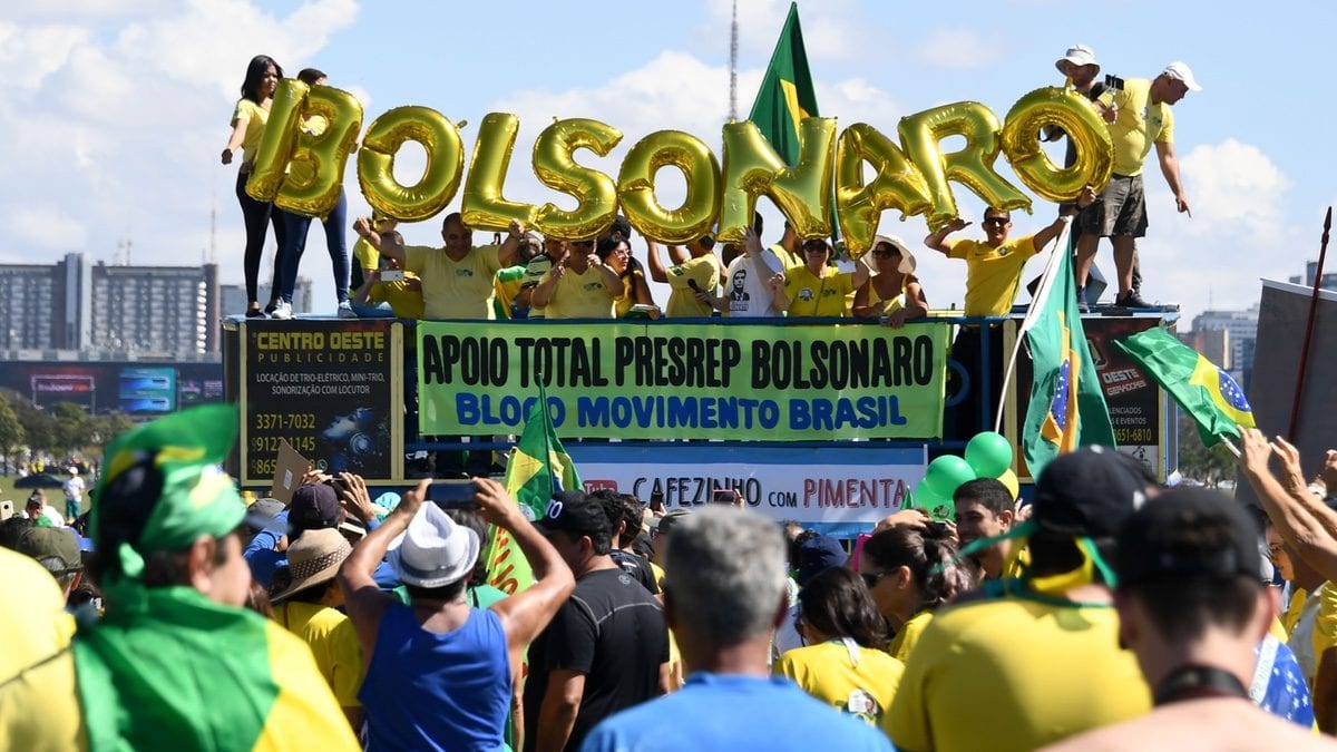 Manifestantes pró-Bolsonaro em frente ao Congresso Nacional em Brasília (Foto: EVARISTO SA / AFP)